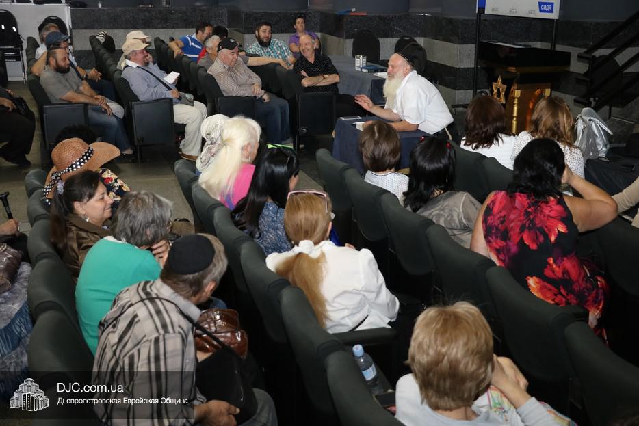 Израильский раввин провел в Днепре открытую лекцию о сущности молитвы