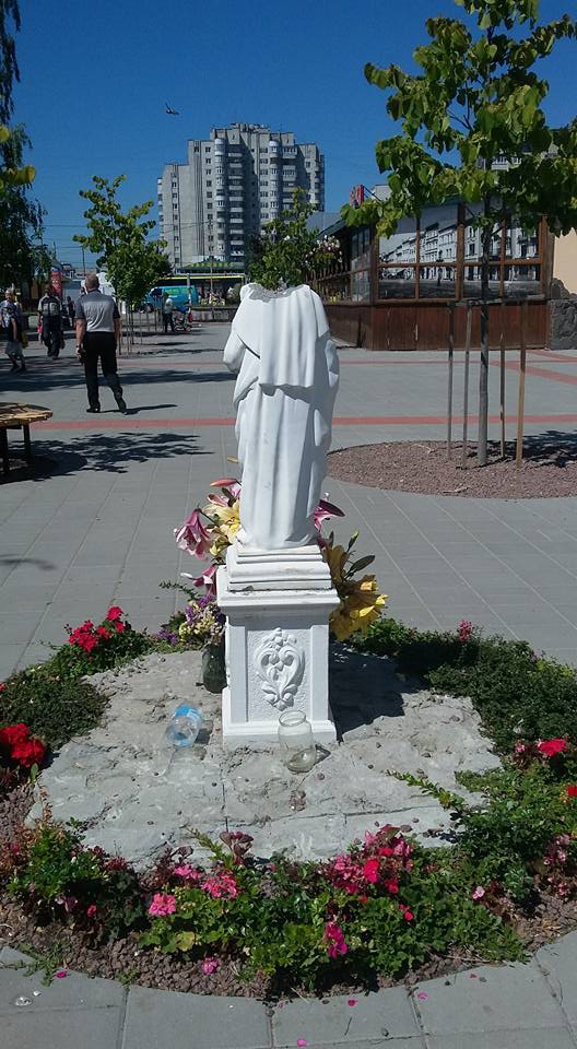 У Львові вандали знесли голову скульптурної Богородиці