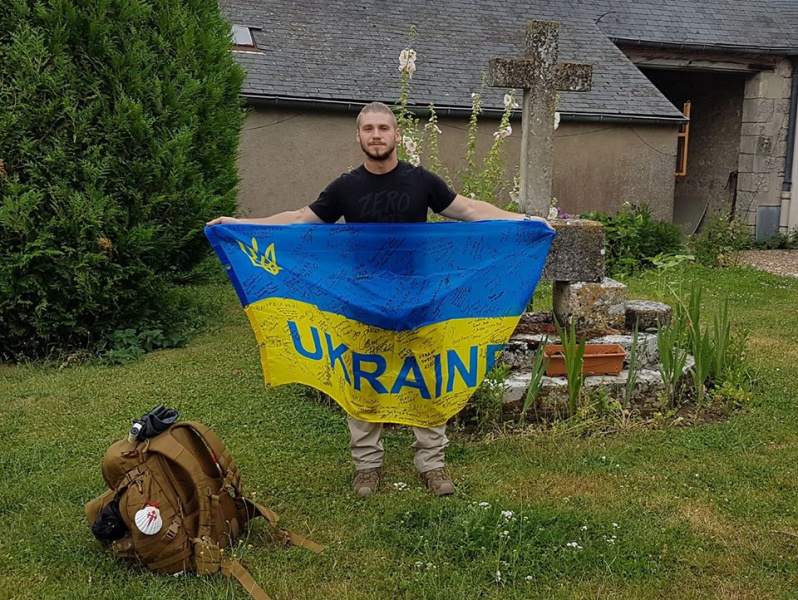 Участник АТО пронесет украинский флаг по паломническому пути 