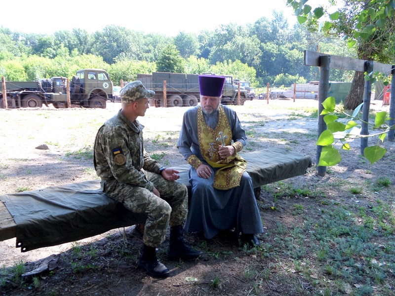 Священики УПЦ спільно з волонтерами забезпечили п’ять підрозділів ЗСУ ліками