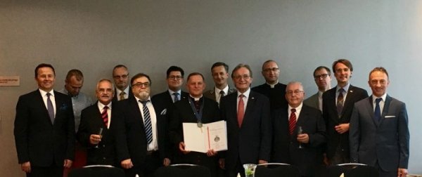 Архиєпископ РКЦ Мокшицький отримав у Польщі срібну медаль  