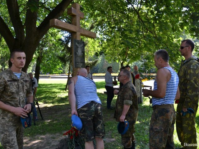 Священики УПЦ освятили місце під пам’ятник десантникам