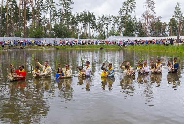 На адвентистском слёте под Киевом крестили 59 подростков