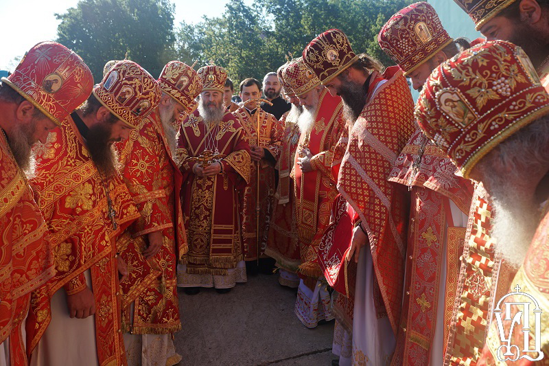 Глава УПЦ прибув з нагородами у монастир, який готувався роздавати анафеми ієрархам-екуменістам