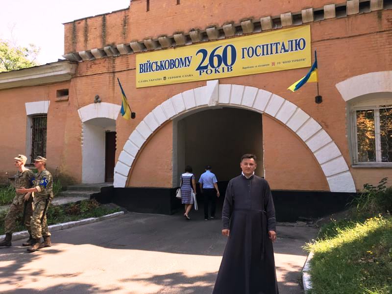 Духовенство УПЦ КП передало освячені плоди військовим у Київський госпіталь