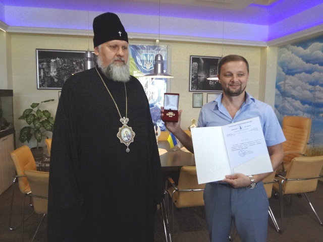 Архієпископ УПЦ КП вручив нагороду генеральному директору «Вінницяобленерго»