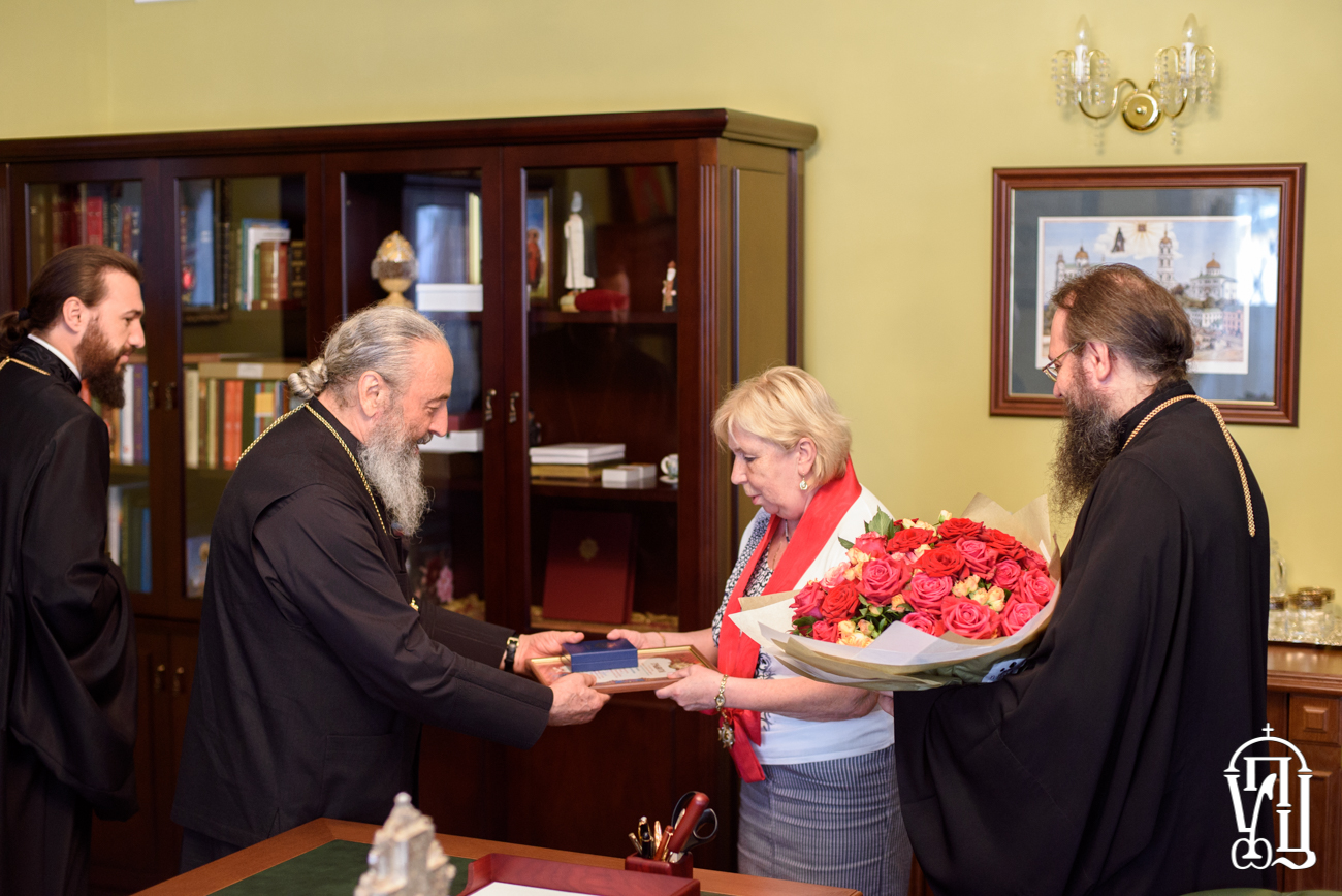 Митрополит Онуфрій нагородив журналістку, яка готує сюжети про УПЦ