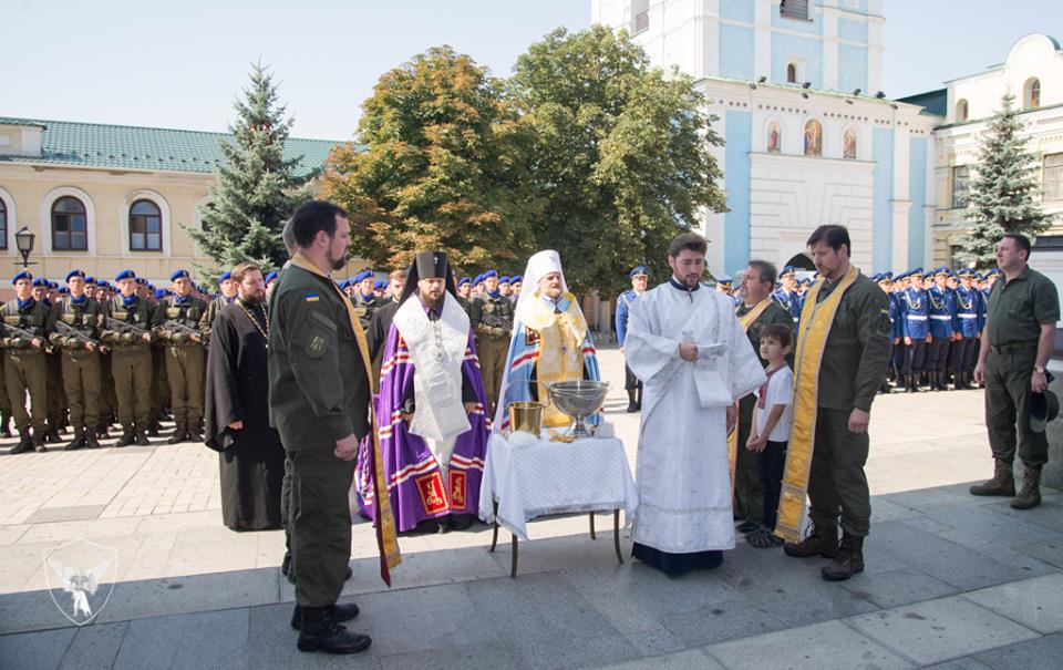 Єпископ і духовенство УПЦ КП благословили воїнів і поліцію у Києві та Житомирі