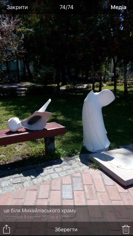 У центрі Києва вандали розбили скульптуру ангела
