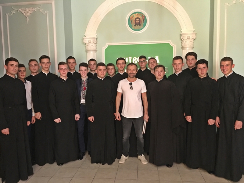 Академісти УПЦ КП зустрілися з лідером гурту «Океан Ельзи» Святославом Вакарчуком