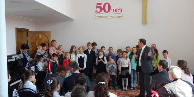 Мэр Лисичанска поздравил общину адвентистов с 50-летием