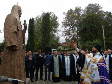 На Івано-Франківщині відкрили пам’ятник покійному патріарху УПЦ КП