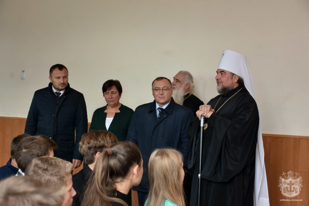 Голова Вінницької обладміністрації разом з митрополитом УПЦ відвідали храм і мешканців села, яке постраждало від вибухів