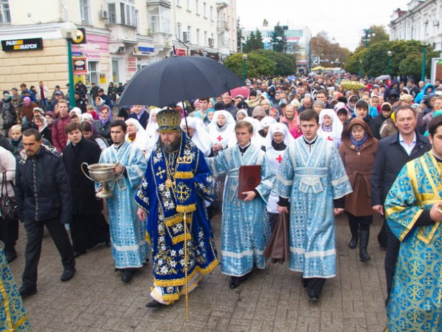 Наместник киевской лавры готовился к защите от мнимых провокаций, а в Сумах епархия УПЦ наперекор властям провела шествие по городу