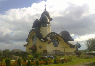 Греко-католики завершують 17-річне спорудження модерного храму на Львівщині