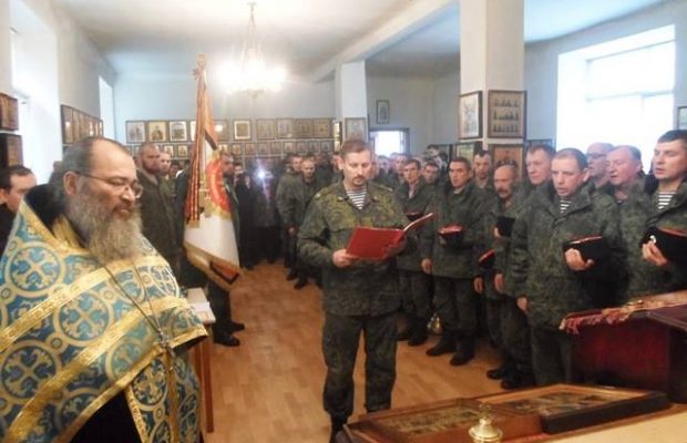 Священики УПЦ (МП) в Кадіївці благословили полк “козаків ЛНР” на війну з Україною