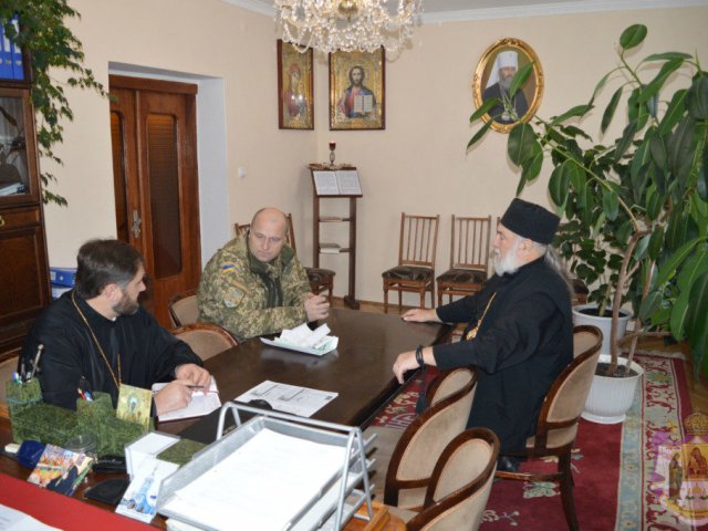 Єпископ УПЦ (МП) передав допомогу військовим, а УПЦ КП нагородила бійців АТО