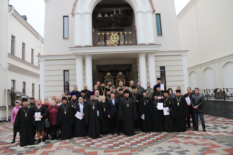 Влада Дніпропетровщини нагородила волонтерів і військових капеланів УПЦ КП