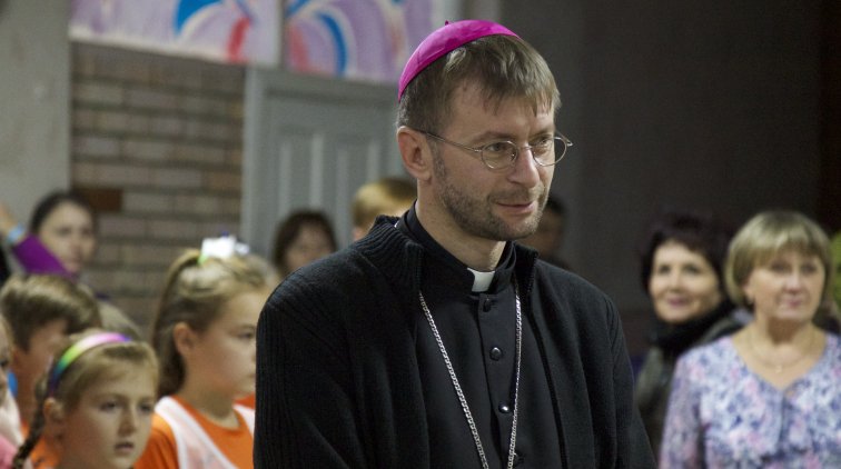 Католицький єпископ завітав на відкриття шкільної спортзали в прифронтовому Новолуганському