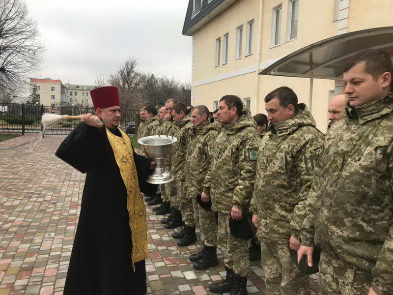 Священик УПЦ КП відвідав Харківську окрему авіаційну ескадрилью