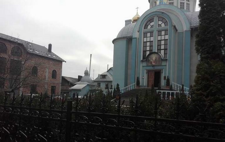 Парафію УПЦ у Коломиї оштрафували за вирощування маку