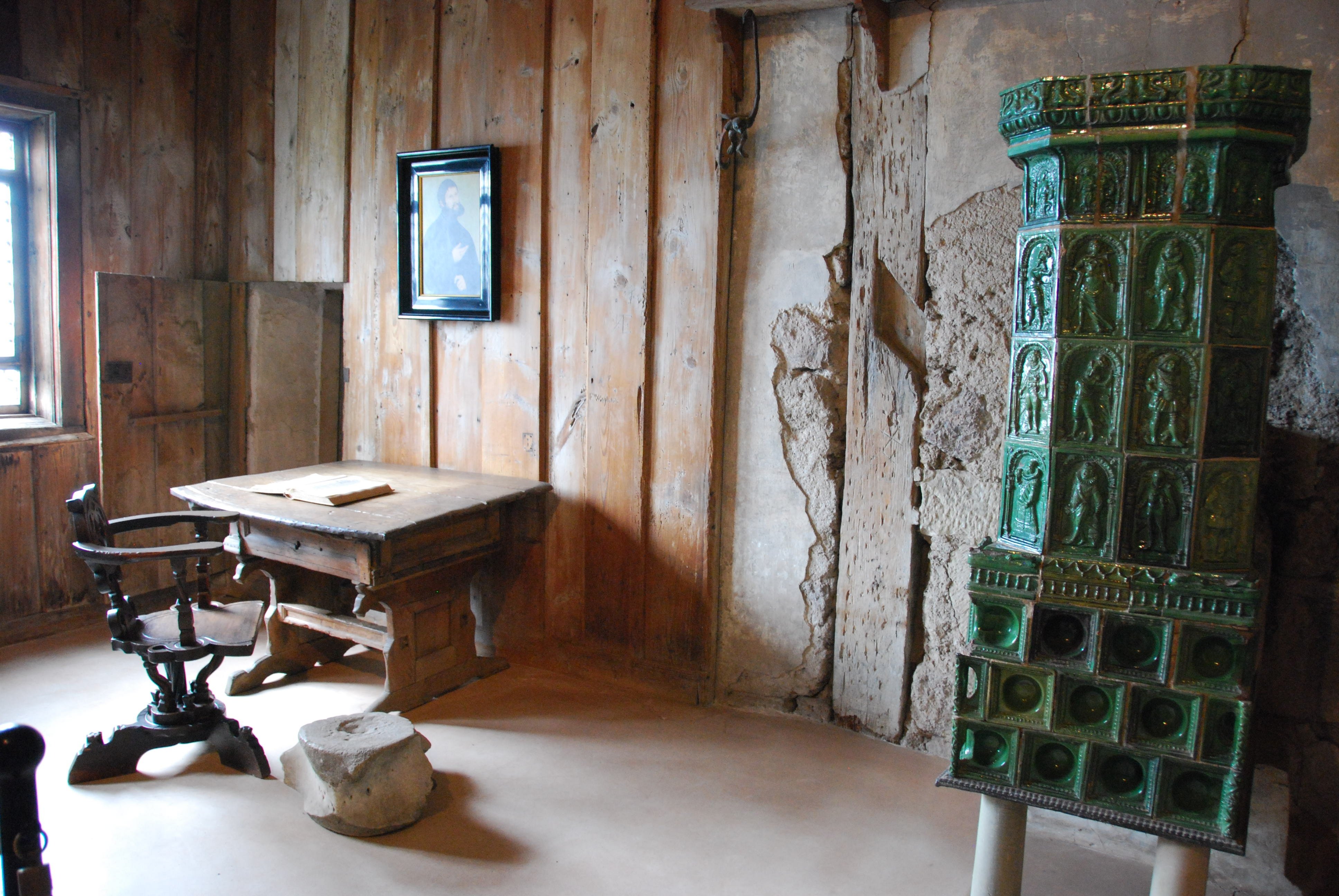 МІСЦЕ ДІЇ: Кімната Лютера в замку Вартбург, де він перевів Новий Завіт на німецьку мову