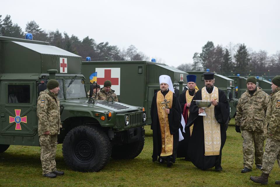 Митрополит УПЦ КП освятив для військових медико-санітарні автомобілі “Хаммер”