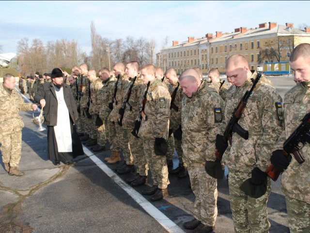 У Житомирі священик УПЦ освятив військовослужбовців, а на Черкащині діяльність священика УПЦ відзначена президентом