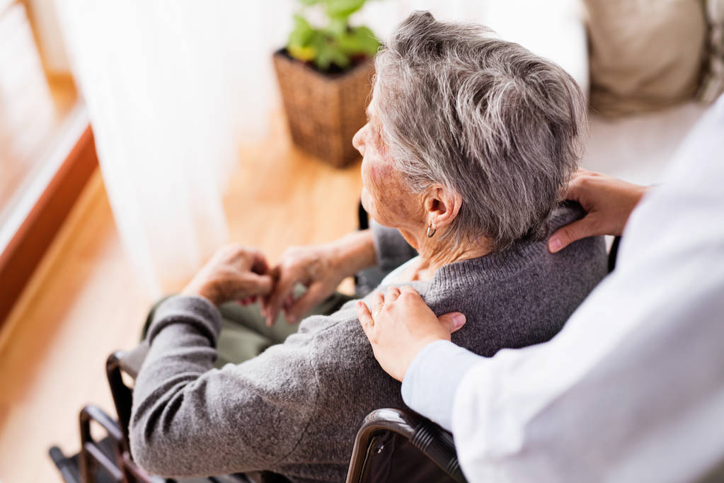 Стареча деменція та дім престарілих: розуміння та підтримка